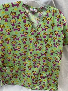 Expo Cat Print Scrub Top in Lime & Yellow sz L